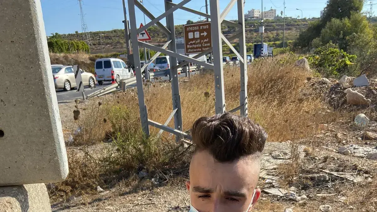 המחבל לאחר מעצרו בזירת פיגוע הדקירה בצומת העוקפים סמוך לחברון 5 באוקטובר 2020 המחבל לאחר מעצרו בזירת פיגוע הדקירה בצומת העוקפים סמוך לחברון 5 באוקטובר 2020