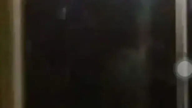 אדם משדר בשידור חי רוח רפאים שרודפת אותו אדם משדר בשידור חי רוח רפאים שרודפת אותו