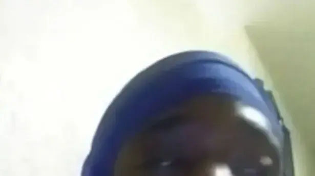 אדם משדר בשידור חי רוח רפאים שרודפת אותו אדם משדר בשידור חי רוח רפאים שרודפת אותו