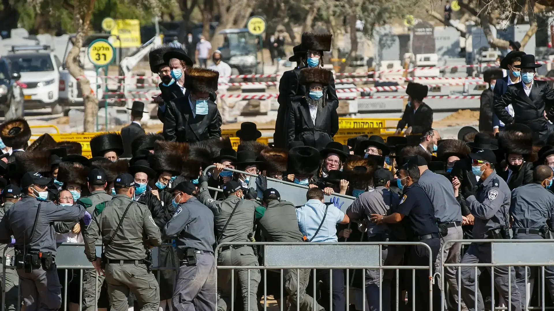 הלווית האדמו"ר מפיטסבורג, מרדכי לייפר, אשדוד, 5 באוקטובר 2020 הלווית האדמו"ר מפיטסבורג, מרדכי לייפר, אשדוד, 5 באוקטובר 2020