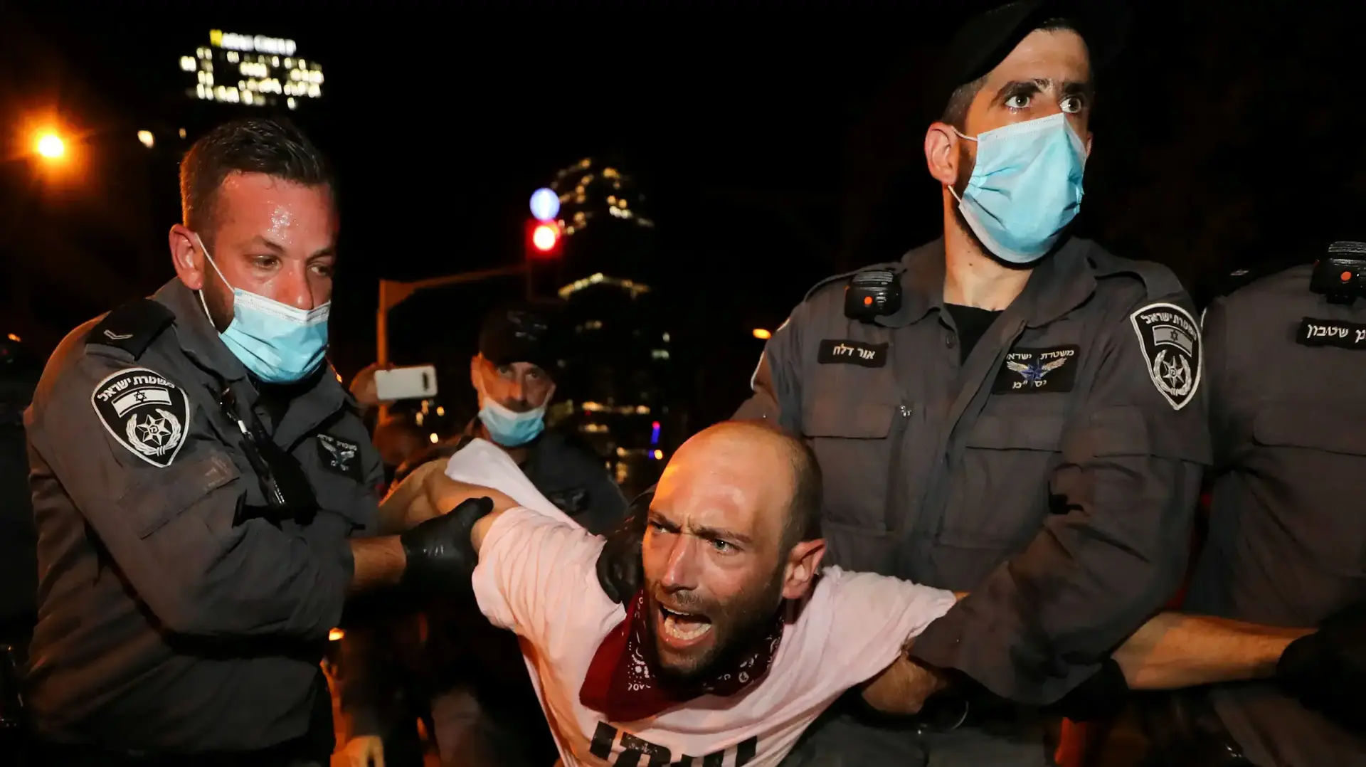 ניר ברק, פעיל במחאה נגד נתניהו, בעת מעצרו בהפגנה בתל אביב. 02 באוקטובר 2020 ניר ברק, פעיל במחאה נגד נתניהו, בעת מעצרו בהפגנה בתל אביב. 02 באוקטובר 2020