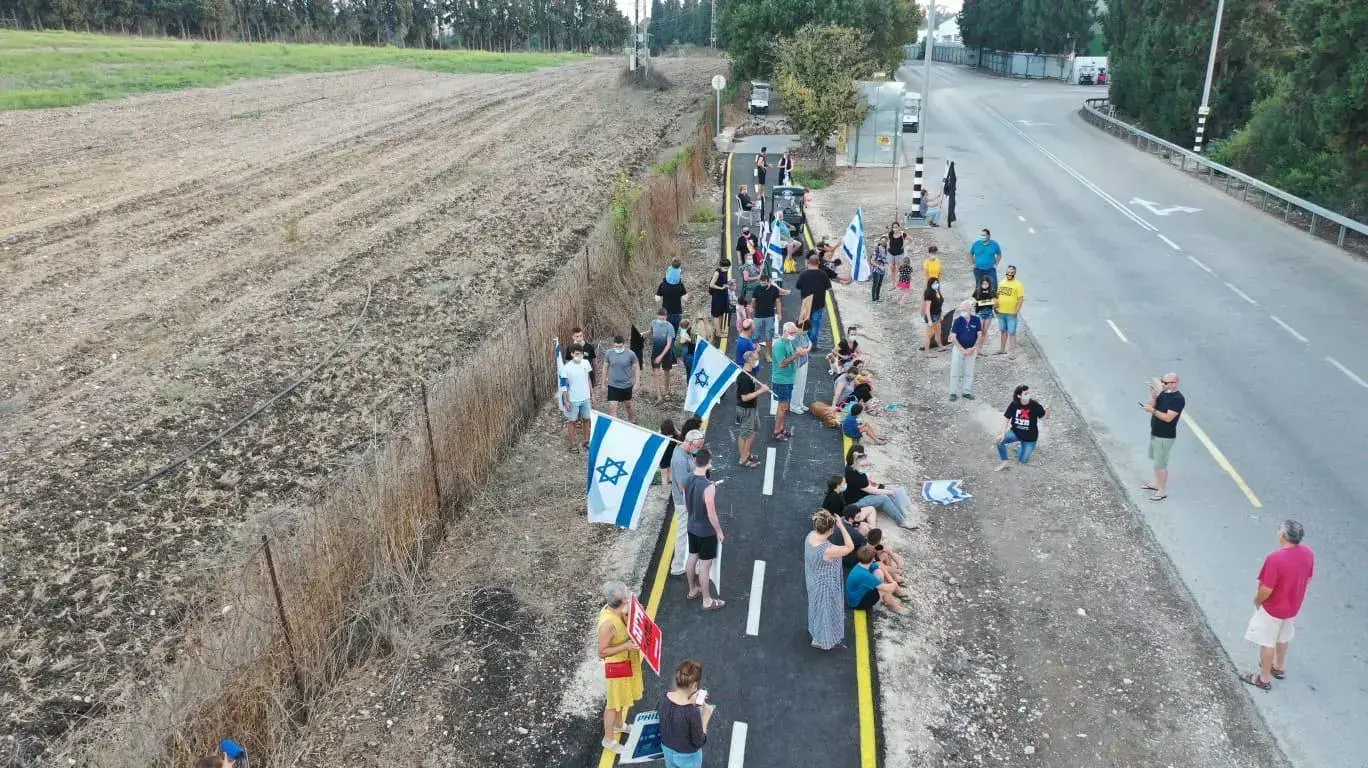 הפגנת הדגלים השחורים בקיבוץ דליה 6 באוקטובר 2020 הפגנת הדגלים השחורים בקיבוץ דליה 6 באוקטובר 2020