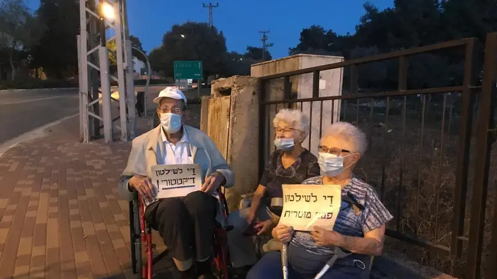 הפגנת הדגלים השחורים כפר ורדים, בני 91 ו95
6 באוקטובר 2020 הפגנת הדגלים השחורים כפר ורדים, בני 91 ו95
6 באוקטובר 2020