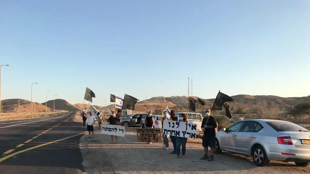 הפגנת הדגלים השחורים בצומת פארן
6 באוקטובר 2020 הפגנת הדגלים השחורים בצומת פארן
6 באוקטובר 2020