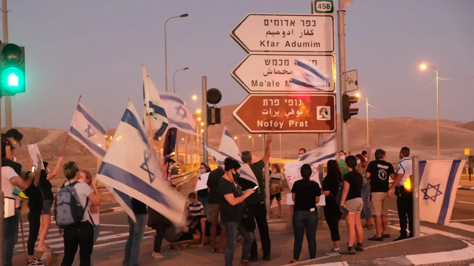 הפגנת הדגלים השחורים בצומת כפר אדומים
6 באוקטובר 2020 הפגנת הדגלים השחורים בצומת כפר אדומים
6 באוקטובר 2020