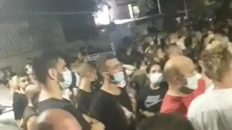 התקהלות מחוץ לביתו של אדם שהתעלל בכלב בבת ים, 7 באוקטובר 2020 התקהלות מחוץ לביתו של אדם שהתעלל בכלב בבת ים, 7 באוקטובר 2020