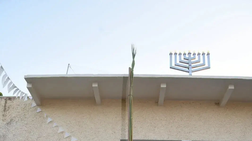 יוסי שמואלי בקיבוץ טירת צבי עם הלולב הגבוה ביותר שתועד,  6 באוקטובר 2020