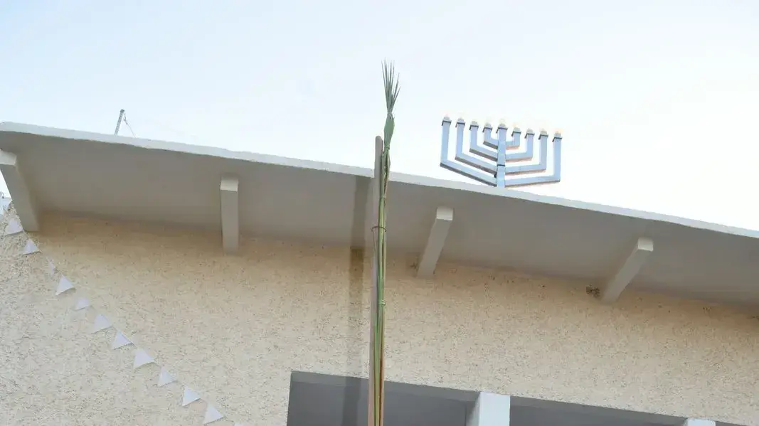 יוסי שמואלי בקיבוץ טירת צבי עם הלולב הגבוה ביותר שתועד, 6 באוקטובר 2020 יוסי שמואלי בקיבוץ טירת צבי עם הלולב הגבוה ביותר שתועד, 6 באוקטובר 2020