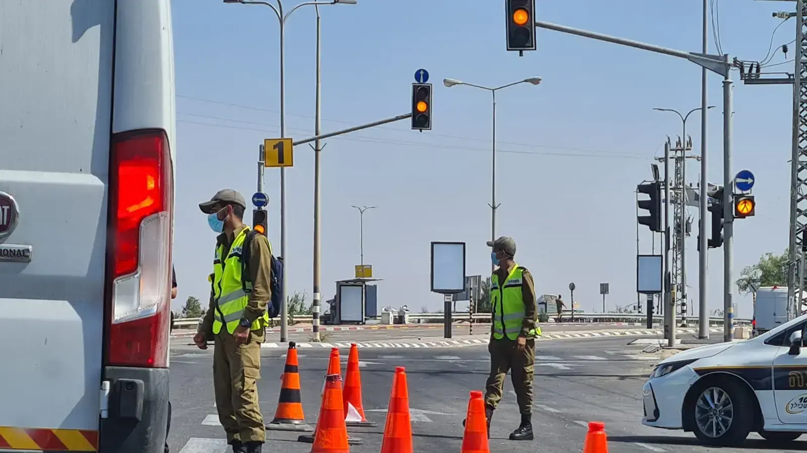 חיילי צה"ל עומדים במחסומי קורונה, אשקלון, 7 באוקטובר 2020 חיילי צה"ל עומדים במחסומי קורונה, אשקלון, 7 באוקטובר 2020