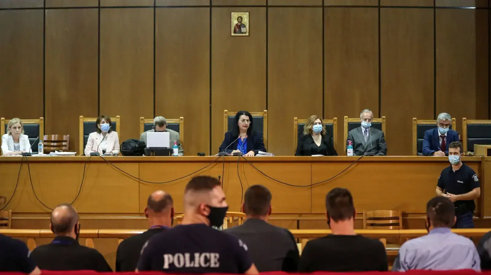 מנהיגי מפלגת השחר הזהוב בבית משפט באתונה, יוון, 7 באוקטובר 2020