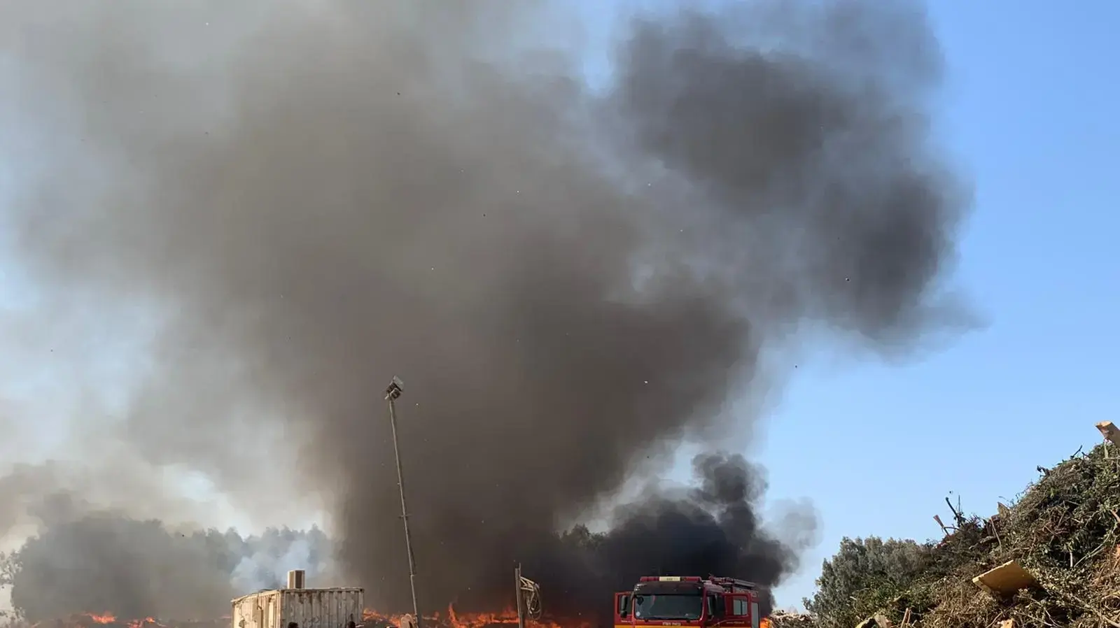 שריפה באתר פסולת סמוך לאזור התעשייה פרדס חנה-כרכור. 7 באוקטובר 2020 שריפה באתר פסולת סמוך לאזור התעשייה פרדס חנה-כרכור. 7 באוקטובר 2020