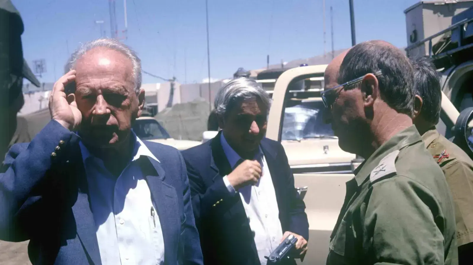 שר הביטחון רא"ל (מיל') יצחק רבין מבקר בפיקוד הצפון במבצע "חוק וסדר". מימין לשמאל: מוסתר- תא"ל אלקנה בר-נוף מזכיר צבאי לשר הביטחון, אלוף יוסי פלד מפקד פיקוד צפון ואיתן הבר ראש לשכת שר הביטחון.
שר הביטחון רא"ל (מיל') יצחק רבין מבקר בפיקוד הצפון במבצע "חוק וסדר". מימין לשמאל: מוסתר- תא"ל אלקנה בר-נוף מזכיר צבאי לשר הביטחון, אלוף יוסי פלד מפקד פיקוד צפון ואיתן הבר ראש לשכת שר הביטחון.