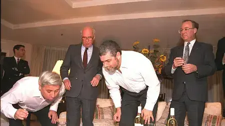 איתן הבר ושמעון שבס מכבים את הנרות על עוגות יום ההולדת שלהם, שהביא ראש הממשלה יצחק רבין, בעת ביקורם בוושינגטון, א16 במרץ 1993 איתן הבר ושמעון שבס מכבים את הנרות על עוגות יום ההולדת שלהם, שהביא ראש הממשלה יצחק רבין, בעת ביקורם בוושינגטון, א16 במרץ 1993