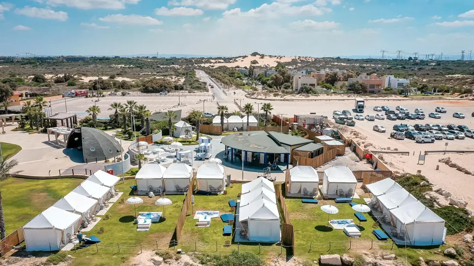 מתחם האוהלים "בלו ריי" סמוך לשדות ים מתחם האוהלים "בלו ריי" סמוך לשדות ים