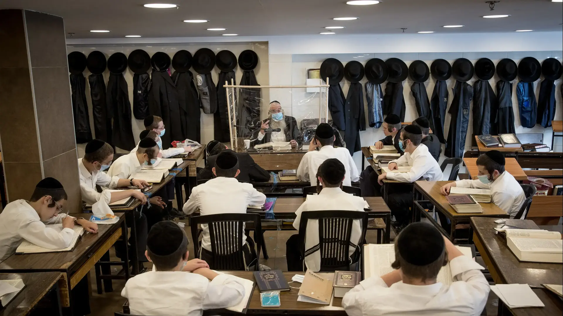 תלמידי ישיבת קמניץ בירושלים עוטים מסיכות בצל התפשטות הקורונה. 2 בספטמבר 2020