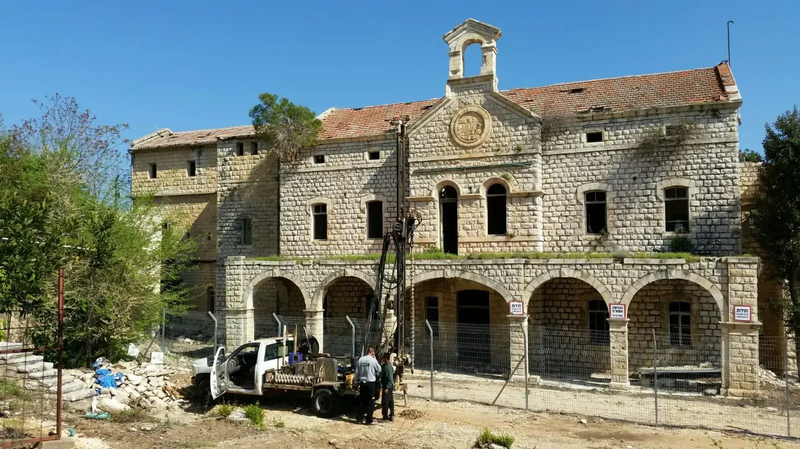 מקום הצבת השעון ופעמון המחודשים לפני התקנתם מקום הצבת השעון ופעמון המחודשים לפני התקנתם