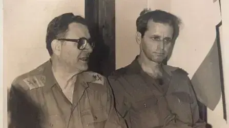 אלוף שלמה גזית ודובר צה״ל תא״ל אפרים לפיד ב-1986, עם מינויו של גזית לבחון את מערך ההסברה אלוף שלמה גזית ודובר צה״ל תא״ל אפרים לפיד ב-1986, עם מינויו של גזית לבחון את מערך ההסברה