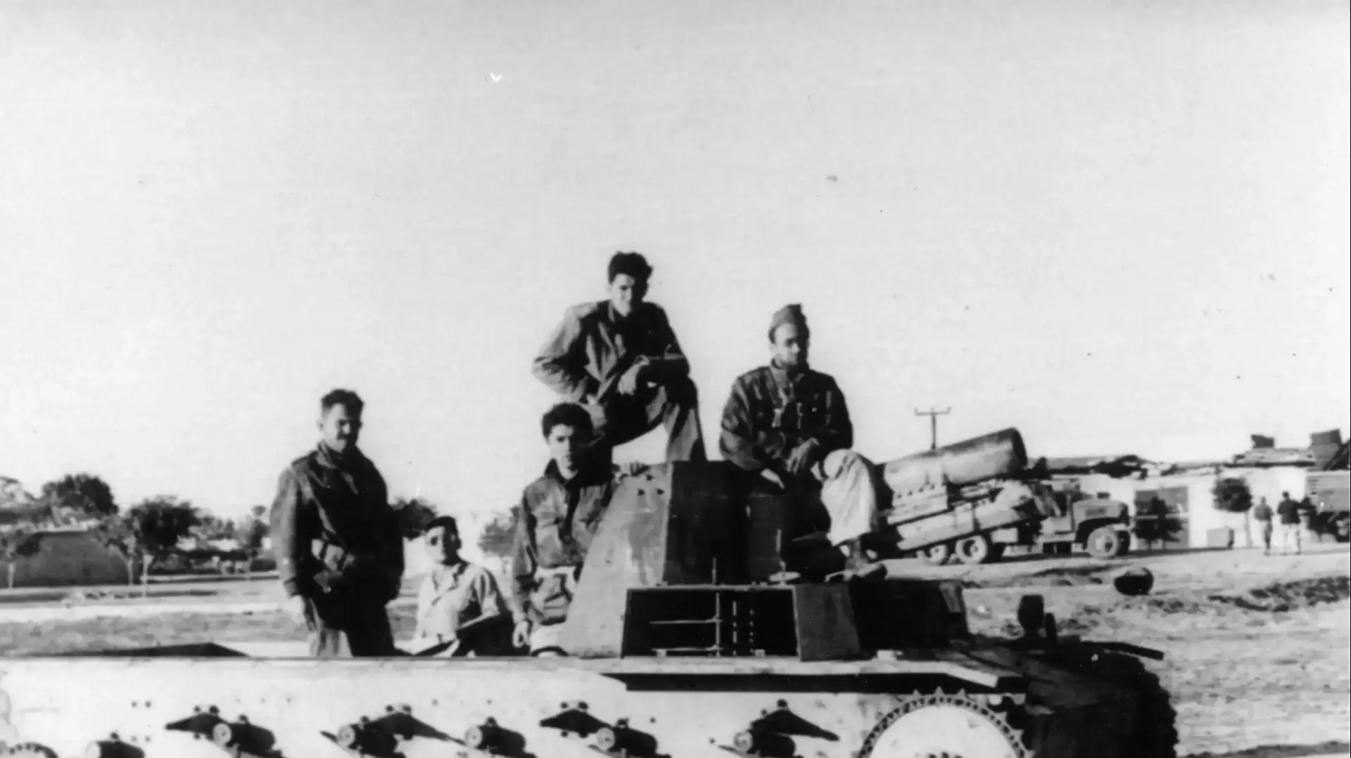 שלמה גזית על תותח מצרי מסוג ה'וביצר 1948 שלמה גזית על תותח מצרי מסוג ה'וביצר 1948