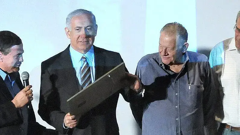 שלמה גזית, במהלך טקס לציון ארבעים שנה לשחרור מטוס סבנה עם נתניהו וברק 5 באפריל 2012 שלמה גזית, במהלך טקס לציון ארבעים שנה לשחרור מטוס סבנה עם נתניהו וברק 5 באפריל 2012
