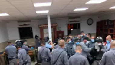 כוחות משטרה פועלים לפיזור עשרות מתקהלים בבית כנסת במודיעין עילית בניגוד להנחיות 9 באוקטובר 2020 