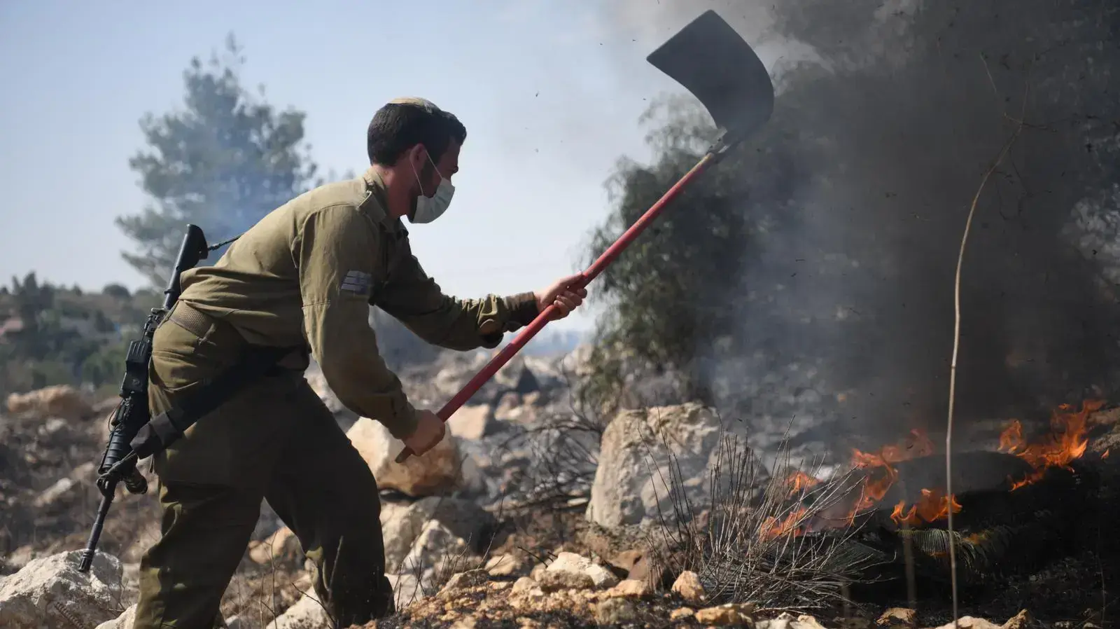 עשרות לוחמי צה"ל מסייעים בפינוי התושבים בעקבות שריפה שפרצה ביישוב כפר האורנים 9 באוקטובר 2020 עשרות לוחמי צה"ל מסייעים בפינוי התושבים בעקבות שריפה שפרצה ביישוב כפר האורנים 9 באוקטובר 2020