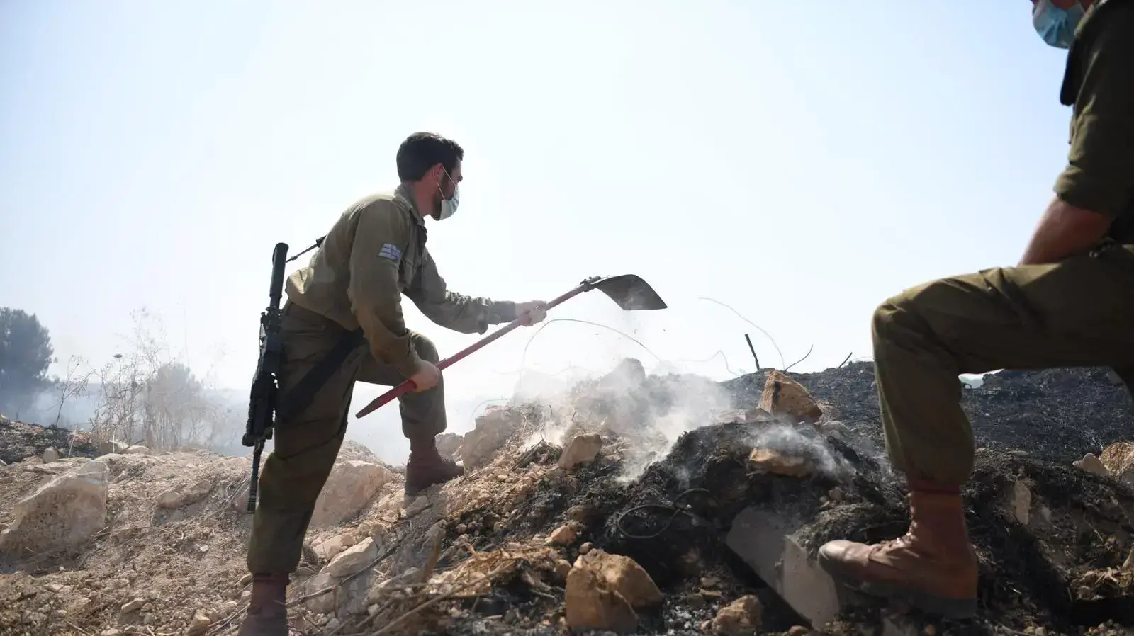 עשרות לוחמי צה"ל מסייעים בפינוי התושבים בעקבות שריפה שפרצה ביישוב כפר האורנים 9 באוקטובר 2020 עשרות לוחמי צה"ל מסייעים בפינוי התושבים בעקבות שריפה שפרצה ביישוב כפר האורנים 9 באוקטובר 2020