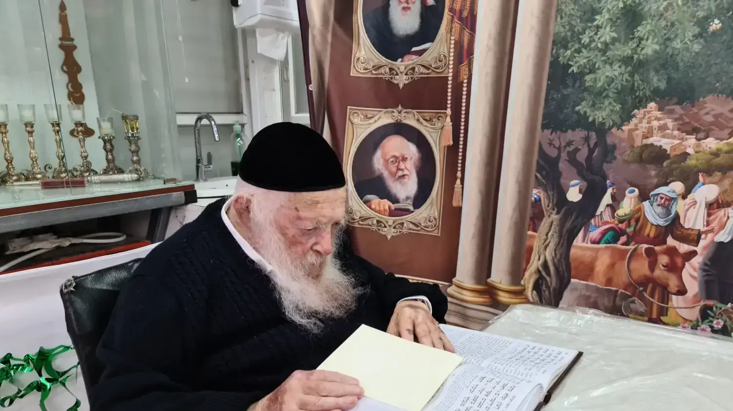 הרב חיים קנייבסקי בסוכתו, בעודו חולה בקורונה. 9 באוקטובר 2020 הרב חיים קנייבסקי בסוכתו, בעודו חולה בקורונה. 9 באוקטובר 2020