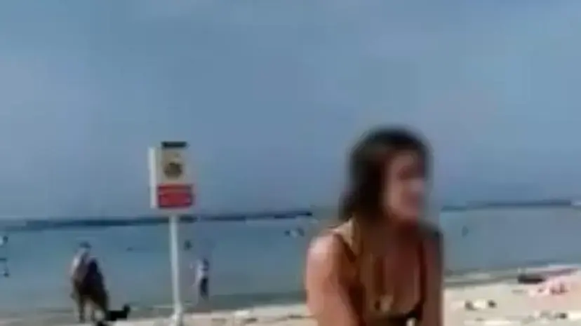 אישה שנאזקה ע"י שוטרים משום שסירבה להזדהות בחוף הים. 9 באוקטובר 2020 אישה שנאזקה ע"י שוטרים משום שסירבה להזדהות בחוף הים. 9 באוקטובר 2020