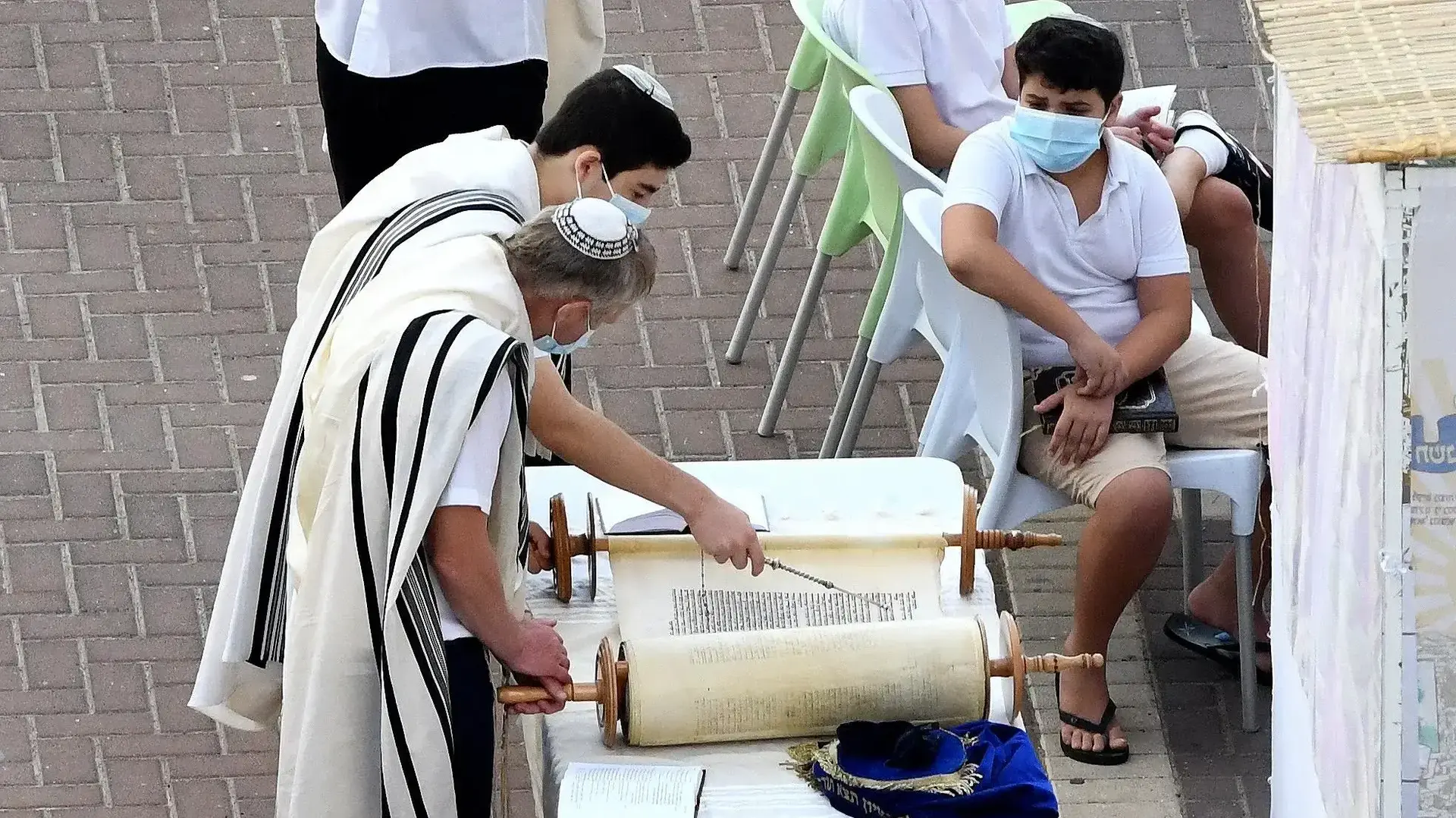 מתפללים בקפסולות בשטח פתוח, פתח תקוה 10 באוקטבור 2020 מתפללים בקפסולות בשטח פתוח, פתח תקוה 10 באוקטבור 2020