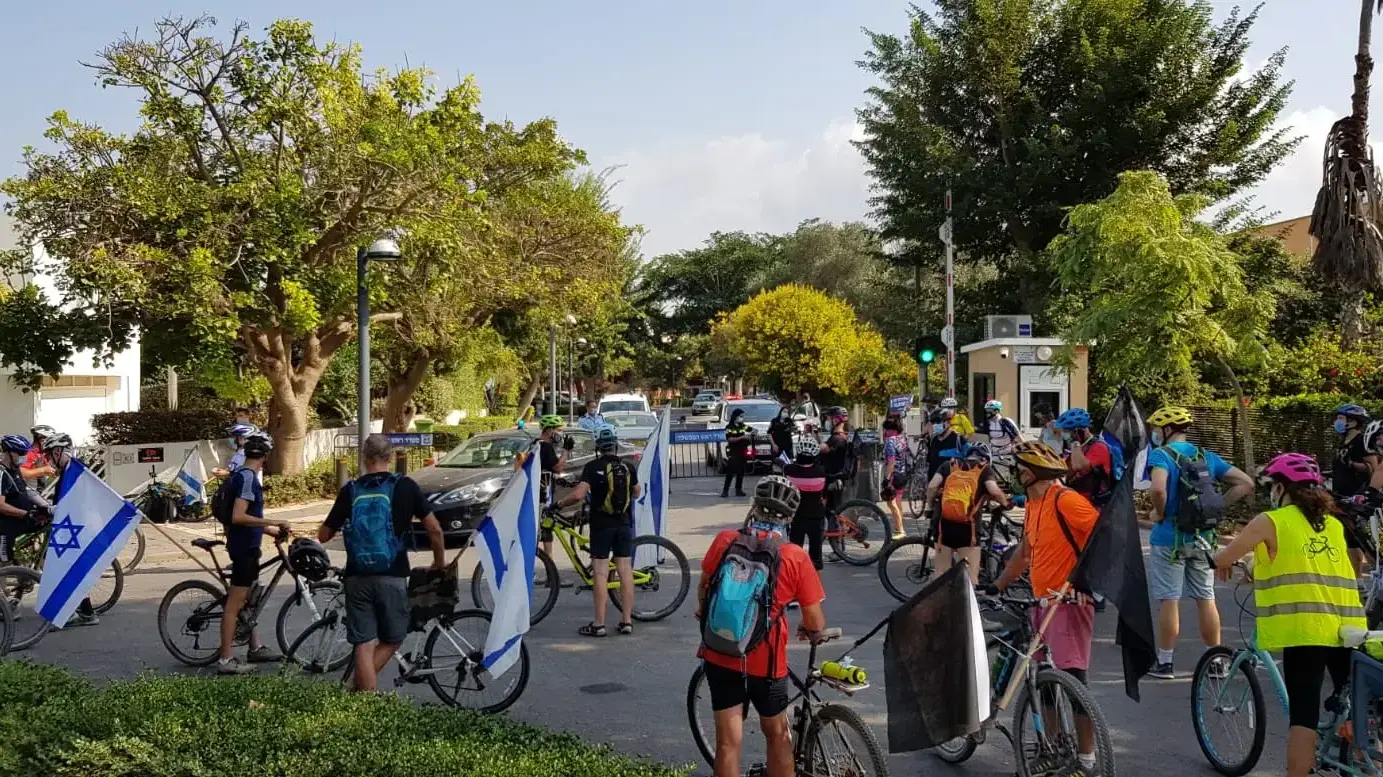 הפגנה של רוכבי אופניים סמוך לבית ראש הממשלה בקיסריה. 10 באוקטובר 2020 הפגנה של רוכבי אופניים סמוך לבית ראש הממשלה בקיסריה. 10 באוקטובר 2020