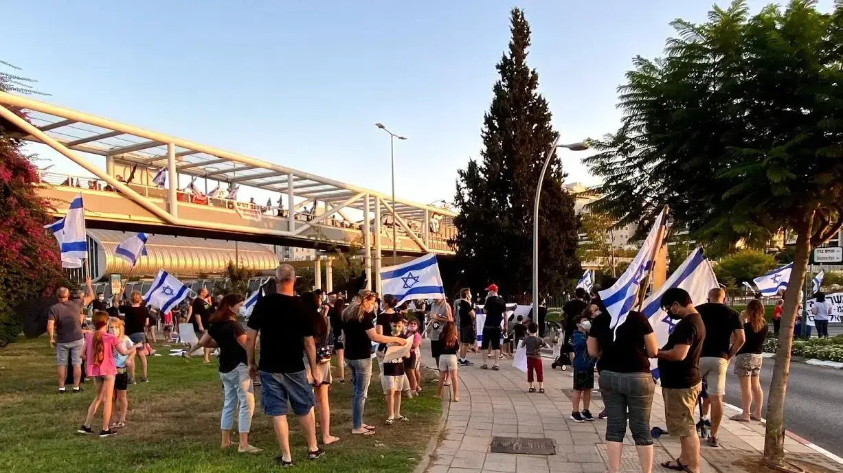 הפגנת הדגלים השחורים נגד רה"מ, בנימין נתניהו בכפר סבא 10 באוטקובר 2020 הפגנת הדגלים השחורים נגד רה"מ, בנימין נתניהו בכפר סבא 10 באוטקובר 2020