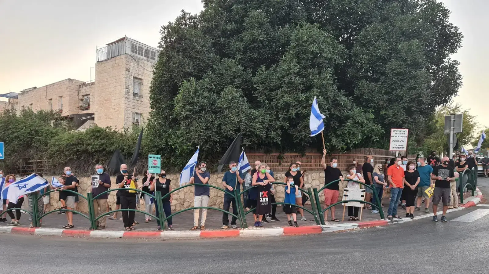 הפגנת הדגלים השחורים נגד רה"מ, בנימין נתניהו במבשרת ציון 10 באוטקובר 2020 הפגנת הדגלים השחורים נגד רה"מ, בנימין נתניהו במבשרת ציון 10 באוטקובר 2020