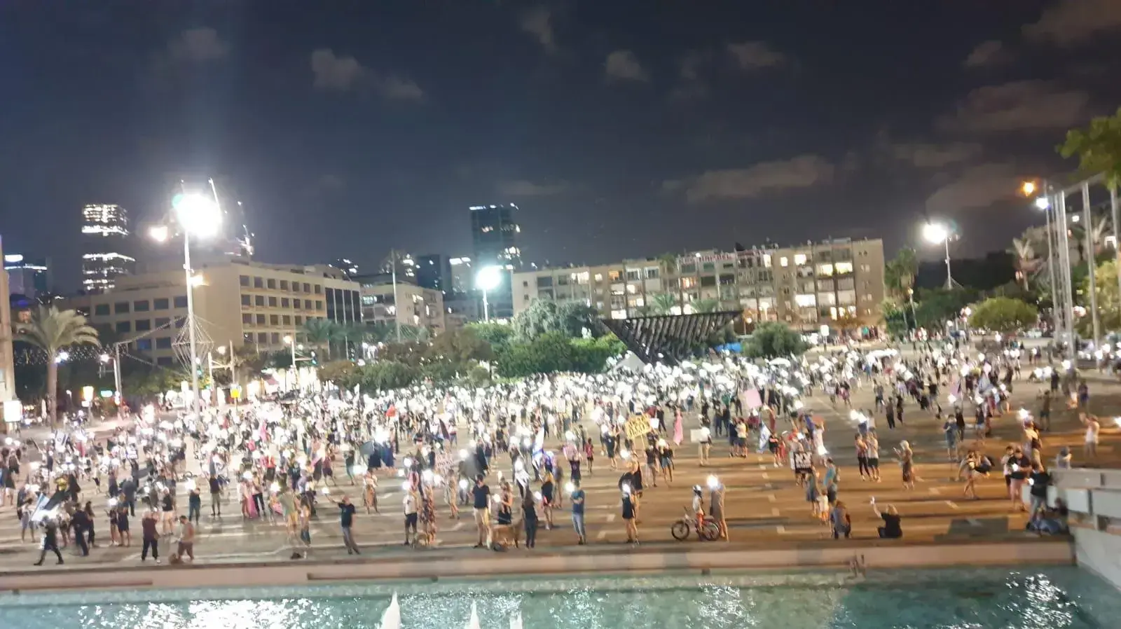 הפגנת הדגלים השחורים בכיכר רבין
10 באוטקובר 2020 הפגנת הדגלים השחורים בכיכר רבין
10 באוטקובר 2020