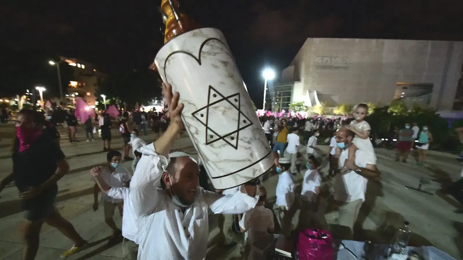 חגיגות שמחת תורה ברחבת הבימה, ת"א 10 באוקטובר 2020 חגיגות שמחת תורה ברחבת הבימה, ת"א 10 באוקטובר 2020