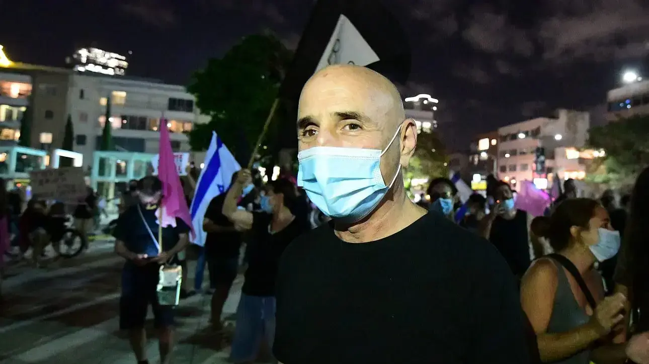 ח"כ עפר שלח במהלך הפגנת הדגלים השחורים ברחבת בהבימה
10 באוטקובר 2020 ח"כ עפר שלח במהלך הפגנת הדגלים השחורים ברחבת בהבימה
10 באוטקובר 2020
