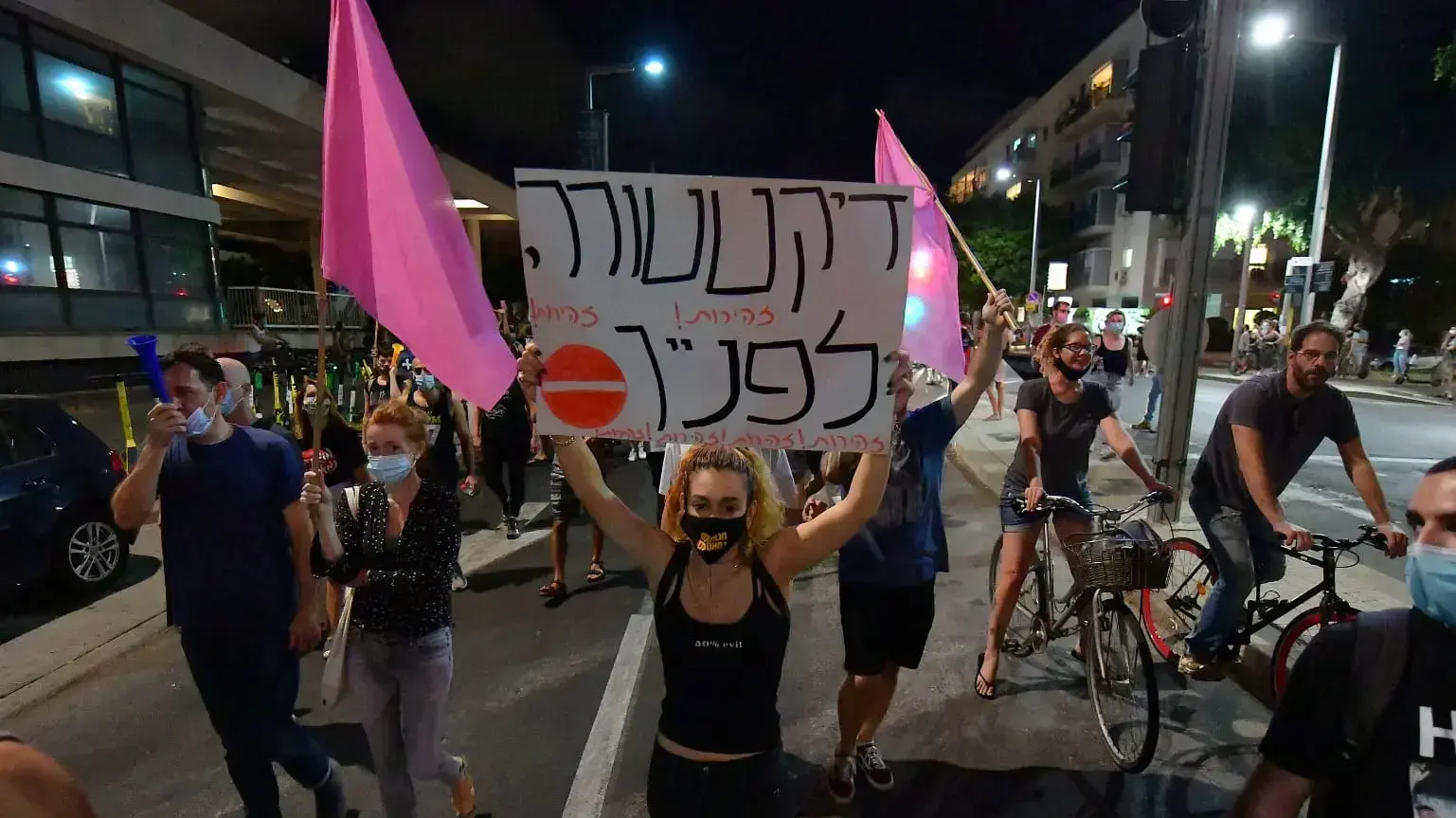 הפגנת הדגלים השחורים בתל אביב
10 באוטקובר 2020 הפגנת הדגלים השחורים בתל אביב
10 באוטקובר 2020