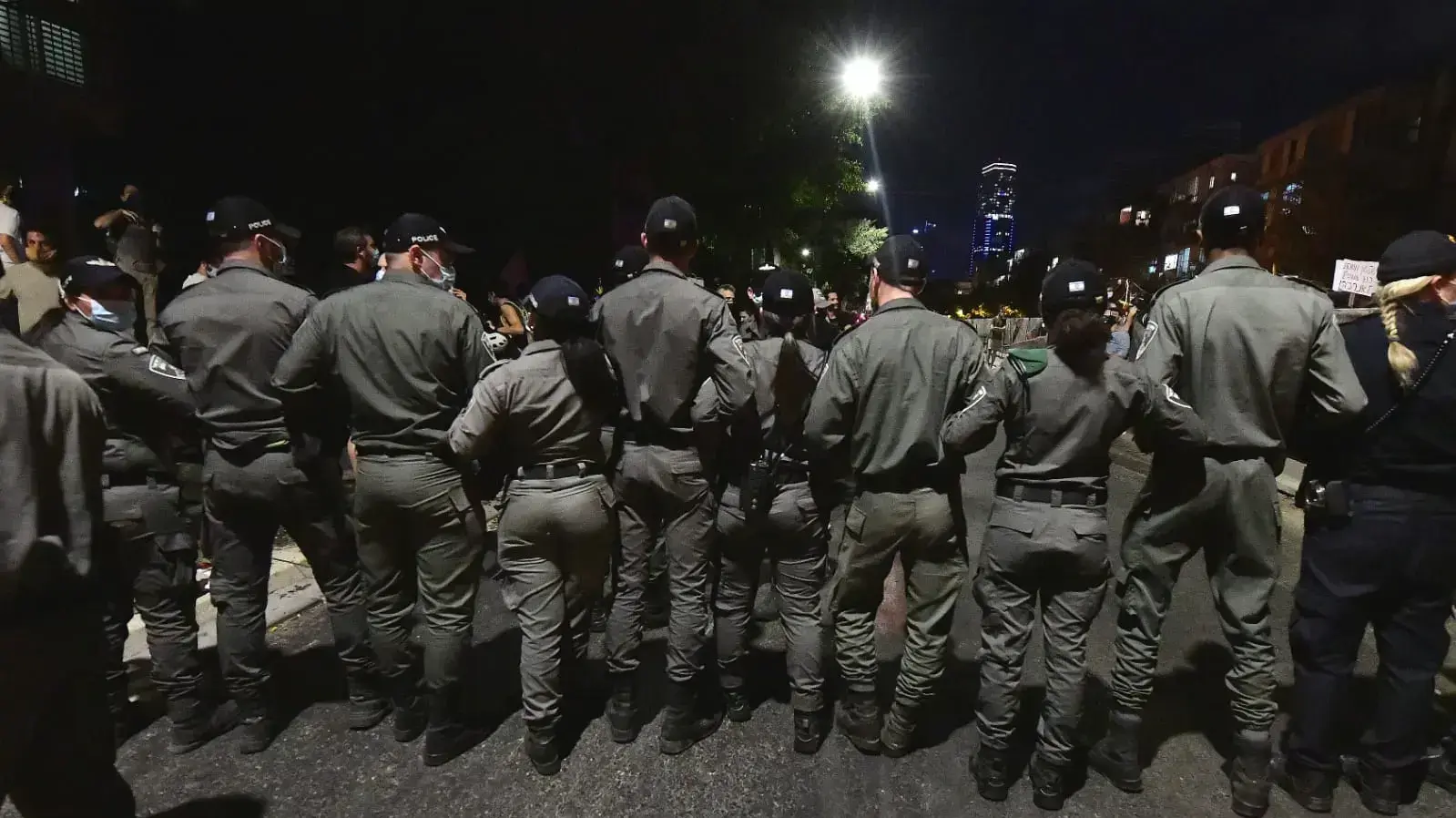 חסימות שוטרים במהלך הפגנת הדגלים השחורים בתל אביב
10 באוטקובר 2020 חסימות שוטרים במהלך הפגנת הדגלים השחורים בתל אביב
10 באוטקובר 2020