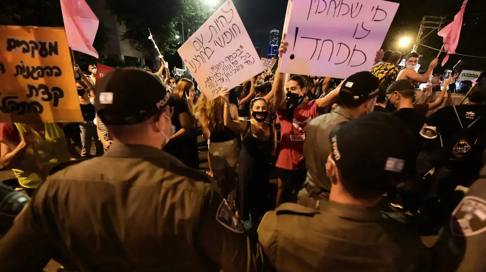 הפגנת הדגלים השחורים בתל אביב
10 באוטקובר 2020 הפגנת הדגלים השחורים בתל אביב
10 באוטקובר 2020