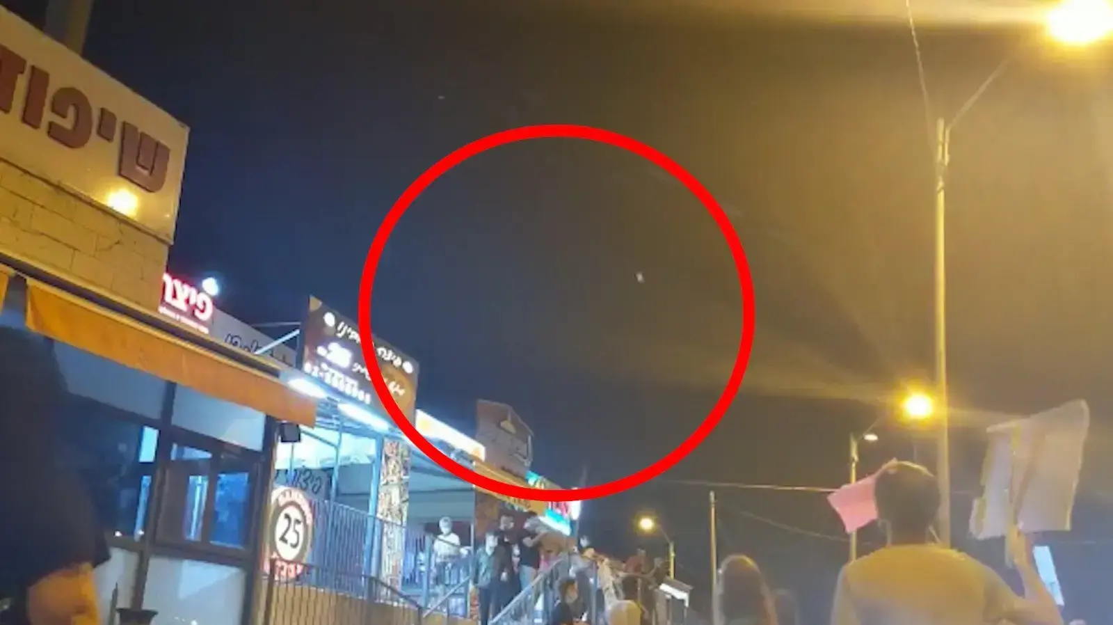 השלכת אבן על מפגין במהלך הפגנת הדגלים השחורים בפתח תקווה 10 באוקטובר 2020 השלכת אבן על מפגין במהלך הפגנת הדגלים השחורים בפתח תקווה 10 באוקטובר 2020