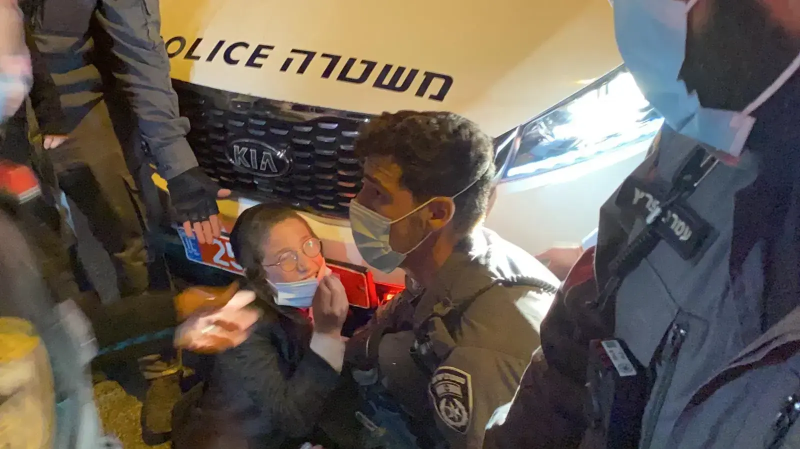 שוטרים מחוץ לבית כנסת שערך הקפות שניות בניגוד להנחיות בירושלים - 11 לאוקטובר 2020 שוטרים מחוץ לבית כנסת שערך הקפות שניות בניגוד להנחיות בירושלים - 11 לאוקטובר 2020