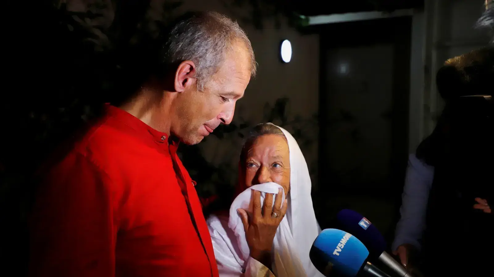סופי פטרונין, עובדת ארגון סיוע ששוחררה מהשבי לצד בנה סבסטיאן, מאלי, 9 באוקטובר 2020. סופי פטרונין, עובדת ארגון סיוע ששוחררה מהשבי לצד בנה סבסטיאן, מאלי, 9 באוקטובר 2020.