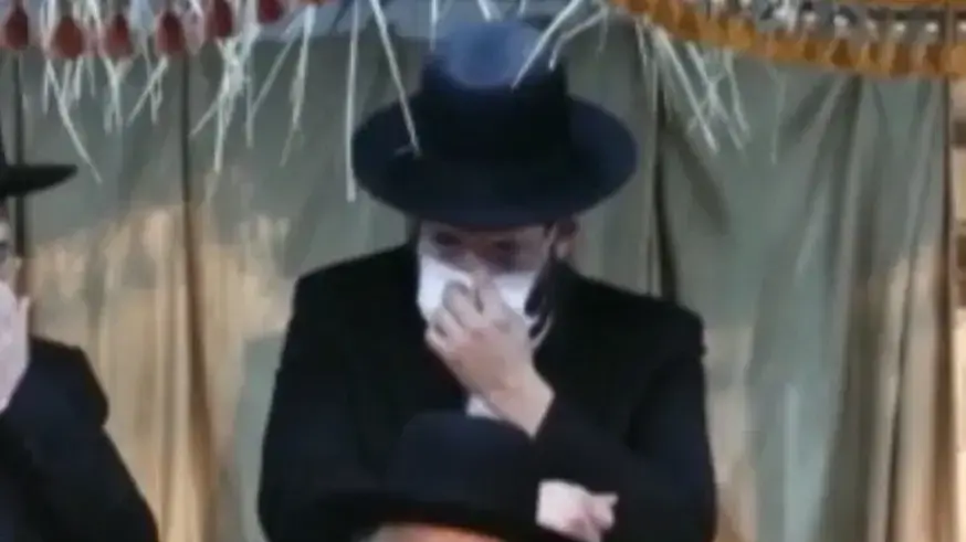 תיעוד של הרב חיים קנייבסקי קורס בכיסאו באירוע שמחת בית השואבה