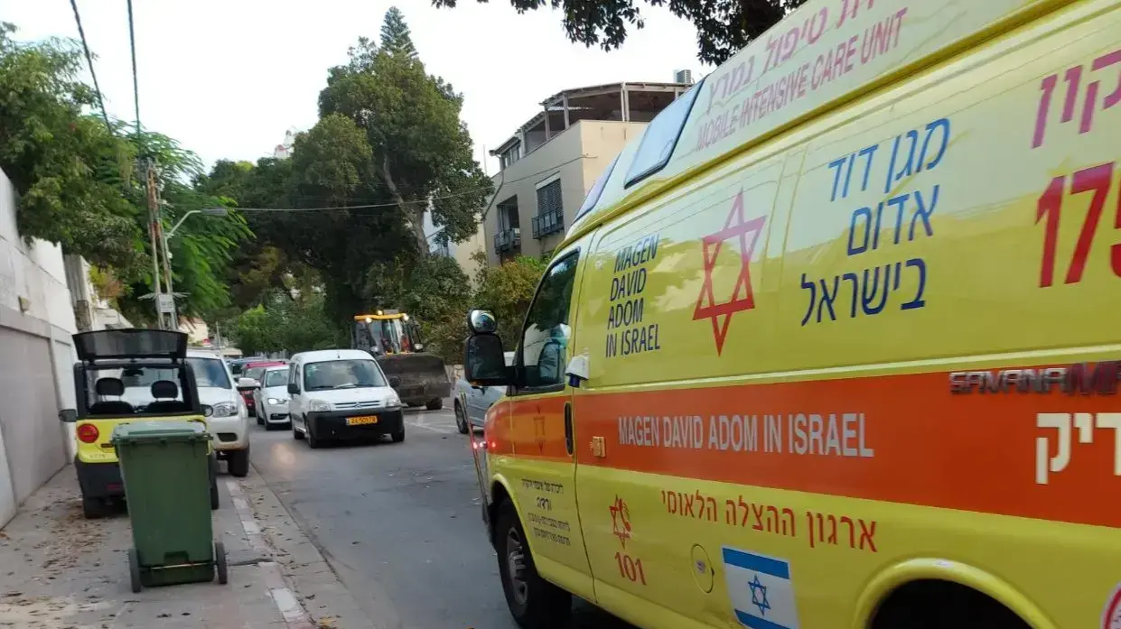 אמבולנס בזירת תאונת העבודה בה נפצע פועל בן 44 באורח בינוני בנפילה מגובה בתל אביב. 12 באוקטובר 2020 אמבולנס בזירת תאונת העבודה בה נפצע פועל בן 44 באורח בינוני בנפילה מגובה בתל אביב. 12 באוקטובר 2020