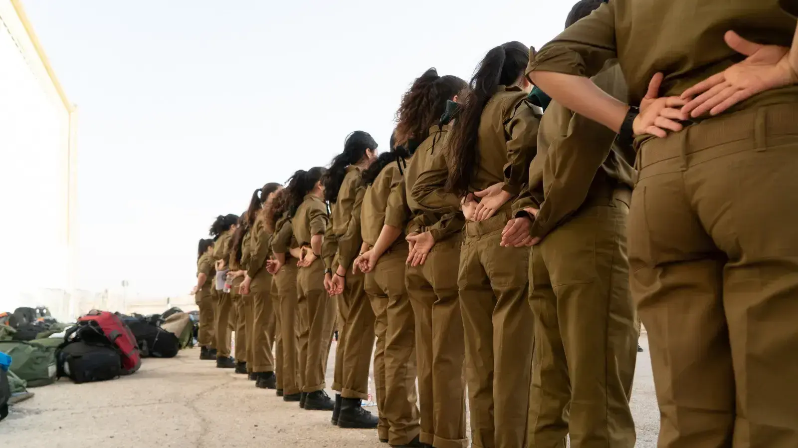 חיילות בטירונות