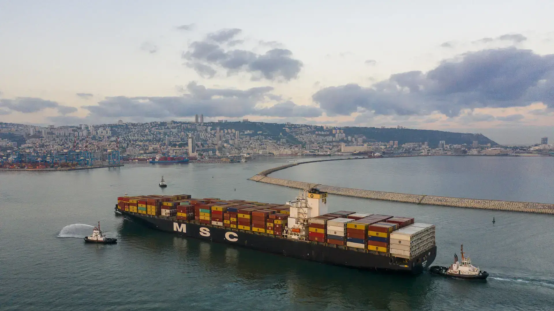 האוניה MSC Paris, אוניה ראשונה המגיעה לישראל עם מטען יבוא מהאמירות, נכנסה לנמל חיפה, 12 באוקטובר 2020 האוניה MSC Paris, אוניה ראשונה המגיעה לישראל עם מטען יבוא מהאמירות, נכנסה לנמל חיפה, 12 באוקטובר 2020