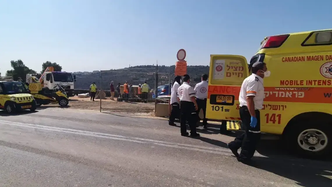 זירת תאונת הדרכים בה נפצע רוכב אופנוע בן 21 באורח בינוני מפגיעת משאית בירושלים. 12 באוקטובר 2020 זירת תאונת הדרכים בה נפצע רוכב אופנוע בן 21 באורח בינוני מפגיעת משאית בירושלים. 12 באוקטובר 2020