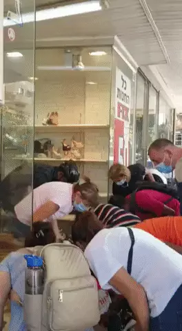 בעל חנות בת"א משליך את סחורתו לרחוב בשל מצבו הכלכלי הקשה 12 באוקטובר 2020