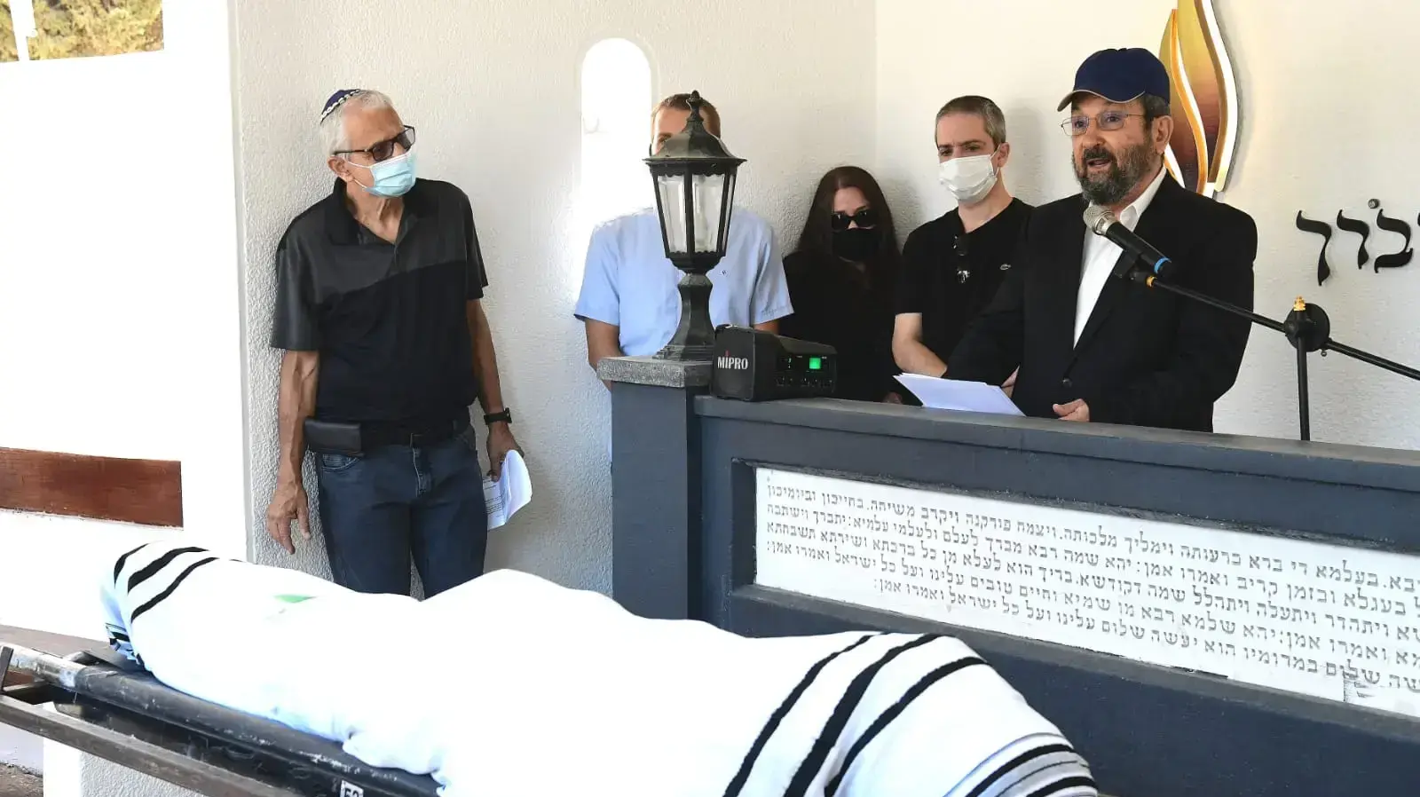 הלוויתו של העיתונאי והפובליציסט, איתן הבר. בית העלמין, נחלת יצחק (גבעתיים)  13 באוקטובר 2020 