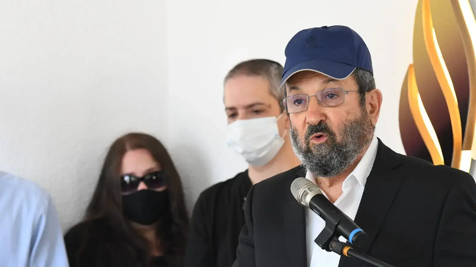 אהוד ברק במהלך הלוויתו של העיתונאי והפובליציסט, איתן הבר. בית העלמין, נחלת יצחק (גבעתיים) 13 באוקטובר 2020 אהוד ברק במהלך הלוויתו של העיתונאי והפובליציסט, איתן הבר. בית העלמין, נחלת יצחק (גבעתיים) 13 באוקטובר 2020