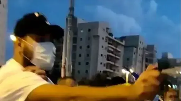 אדם מרסס גז מדמיע על מפגינים נגד ראש הממשלה בנימין נתניהו בחולון. 13 באוקטובר 2020 אדם מרסס גז מדמיע על מפגינים נגד ראש הממשלה בנימין נתניהו בחולון. 13 באוקטובר 2020